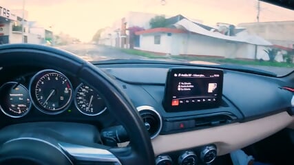 Con La Vendedora Del Mini Super