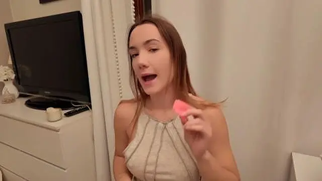 Cette Jolie Femme Veut Nous Donner Une Lecon De Porno Avec Boyfriend Jouet