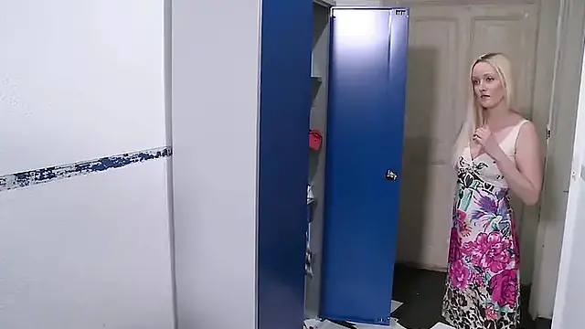 Hot Blonde And Brunette Girls Does Fucking And Sucking With Huge Cocks