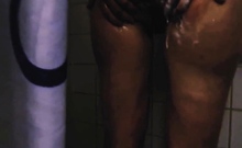 Verklig Orgasm I Duschen Med En Dildo