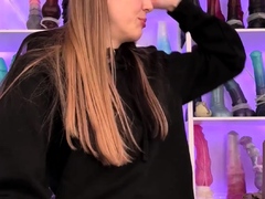 Bubble Butt Amateur Goes Solo With A Toy In The Powder Room