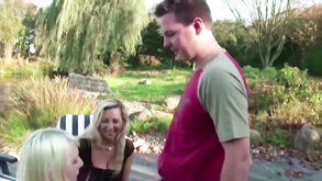 Mama Und Stieftochter Ficken Ihren Nachbarn Im Garten Fatty