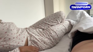 Sharing Bed With Step Sis And Fuck Her Pussy But I Didn't Get My Dick Out In Time And Cum Inside…