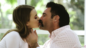 After Kissing Stud Slutty Jill Kassidy Spreads Legs Wishing To Enjoy Cuni