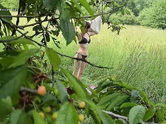 Skinny Anne Eden Goes For Passionate Outdoor Fuck With A Stranger